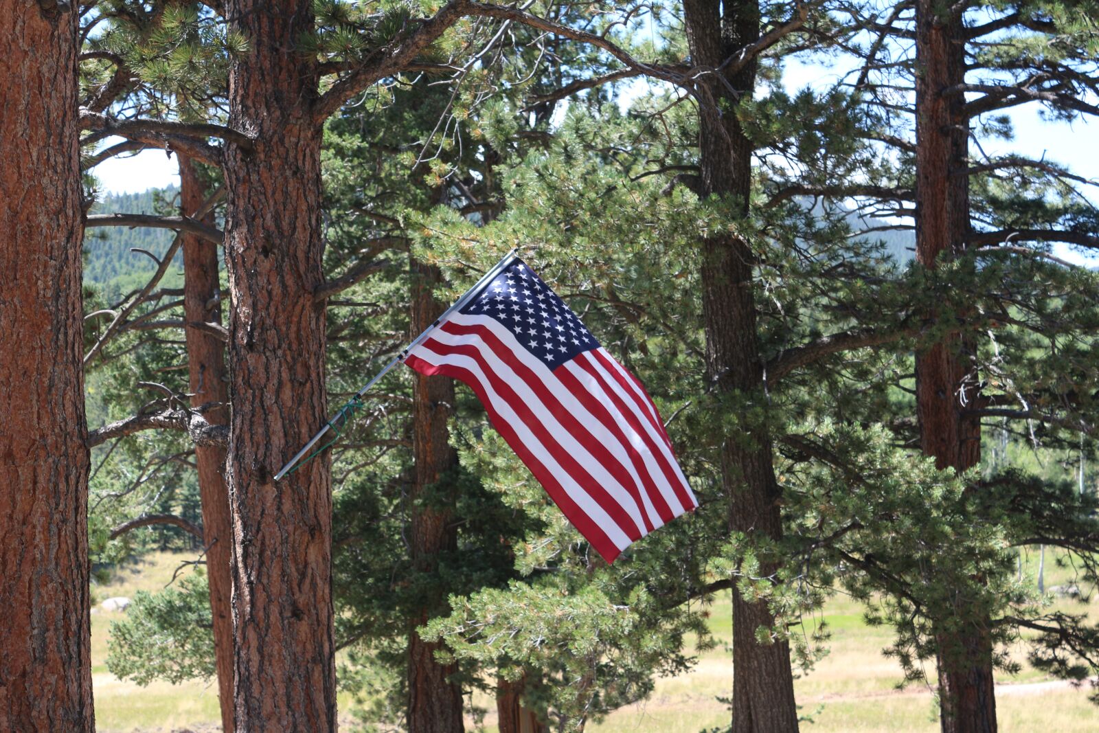 Canon EOS 650D (EOS Rebel T4i / EOS Kiss X6i) + Canon EF-S 18-55mm F3.5-5.6 IS II sample photo. American flag, mountains, country photography