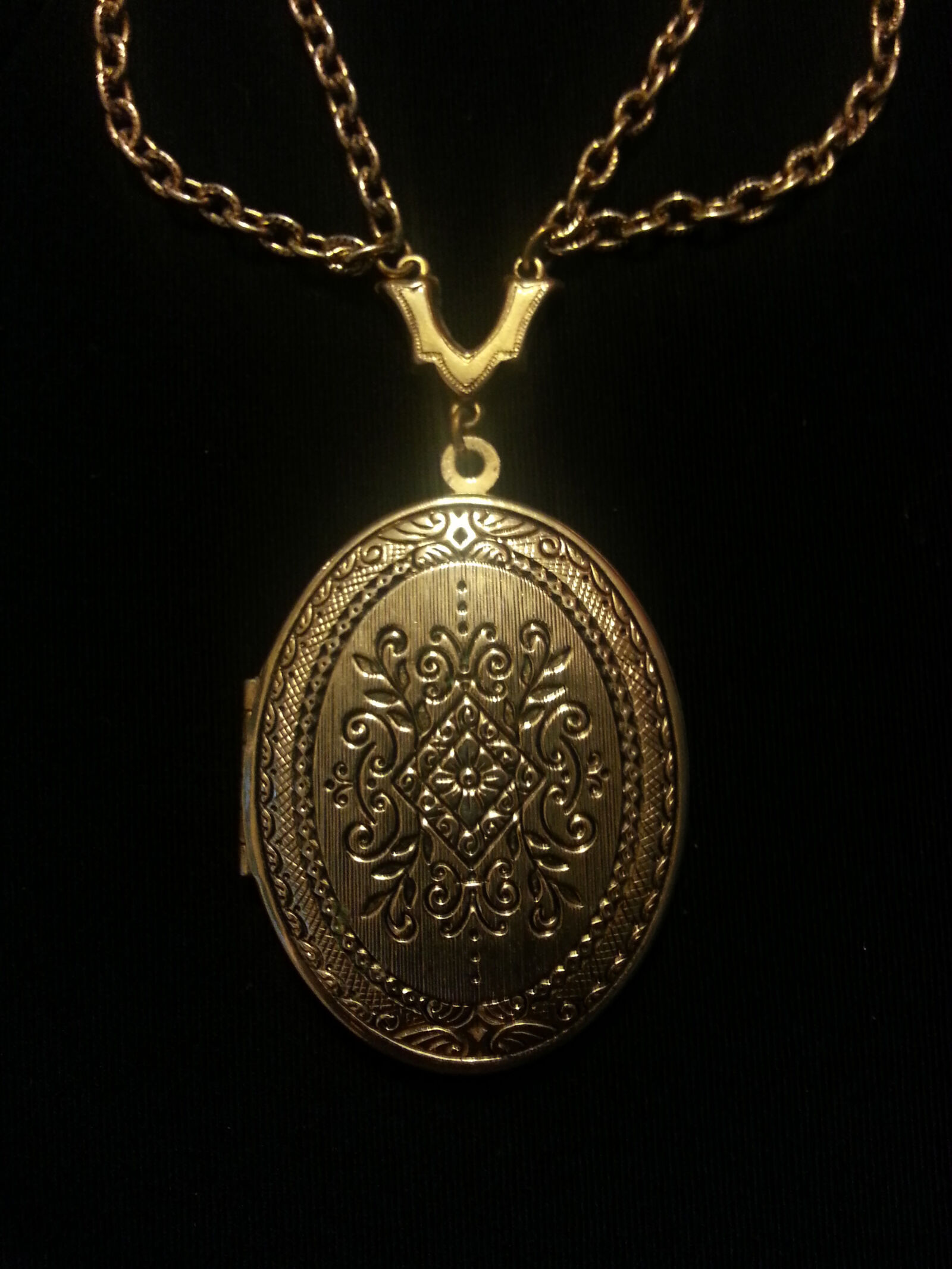 Samsung Galaxy S3 sample photo. Jewellery, locket photography
