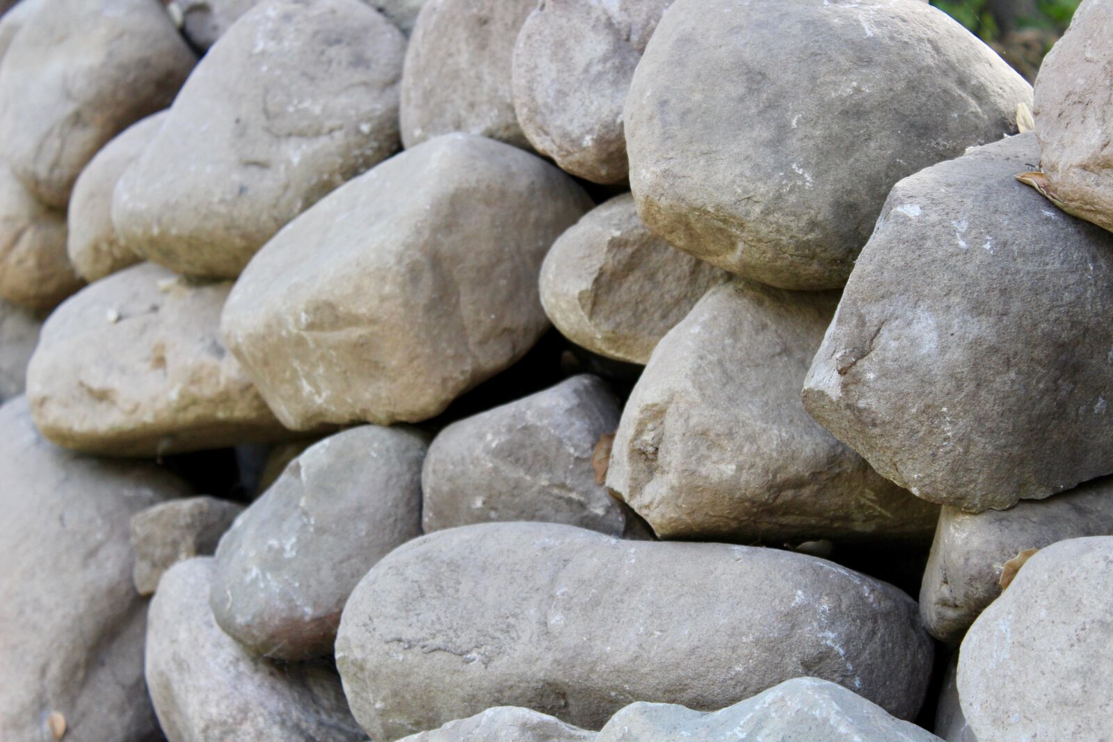 Canon EOS 100D (EOS Rebel SL1 / EOS Kiss X7) sample photo. Rocks, boulders, snakes photography