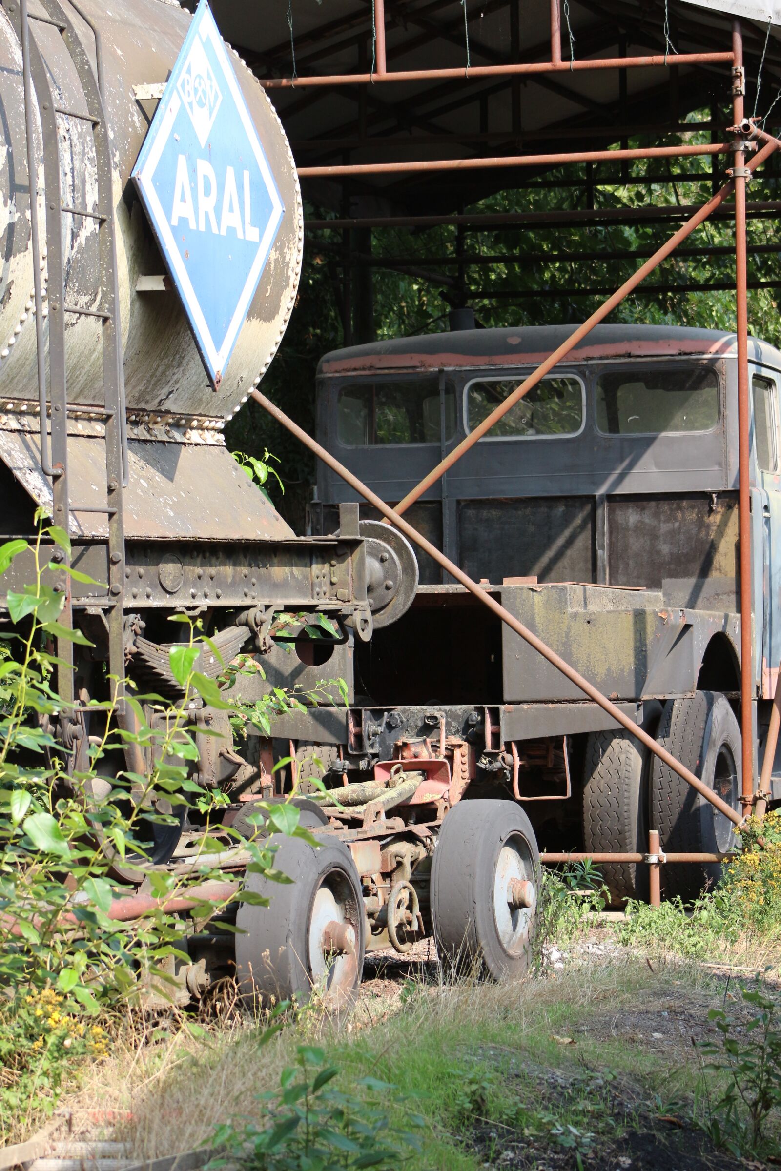 Canon EF75-300mm f/4-5.6 sample photo. Old, aral, truck photography