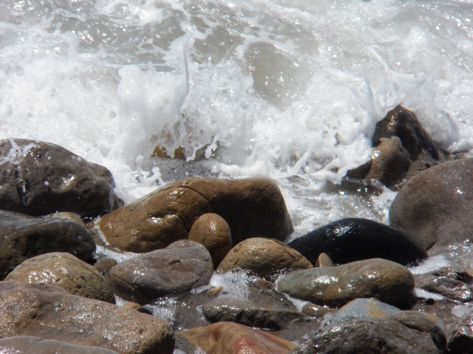Kodak EasyShare Z990 (EasyShare Max) sample photo. Beach, rocks, wave photography