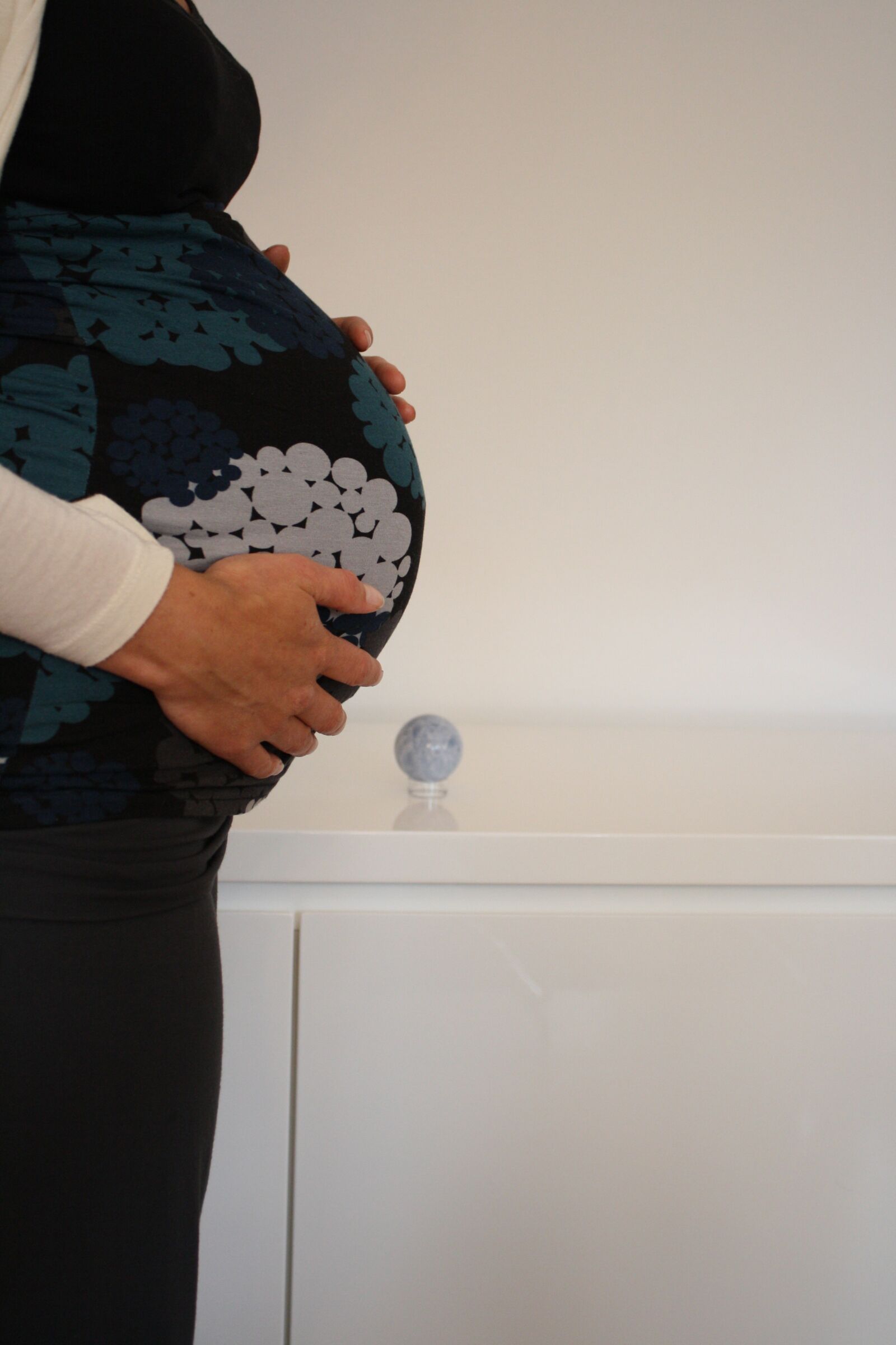 Canon EOS 1000D (EOS Digital Rebel XS / EOS Kiss F) sample photo. Pregnant, belly, mama photography