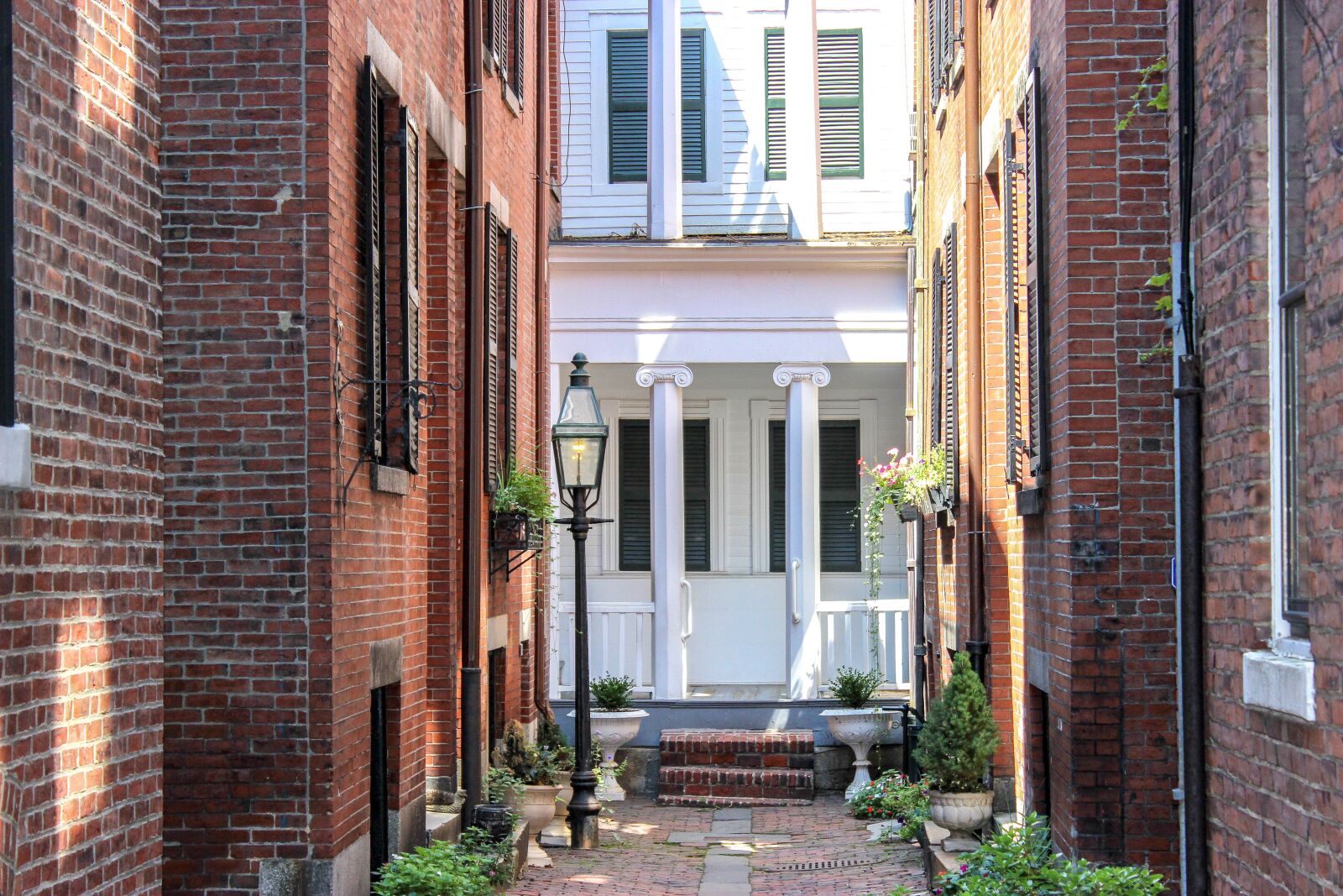 Canon EOS 600D (Rebel EOS T3i / EOS Kiss X5) sample photo. Old house, entrance, brick photography