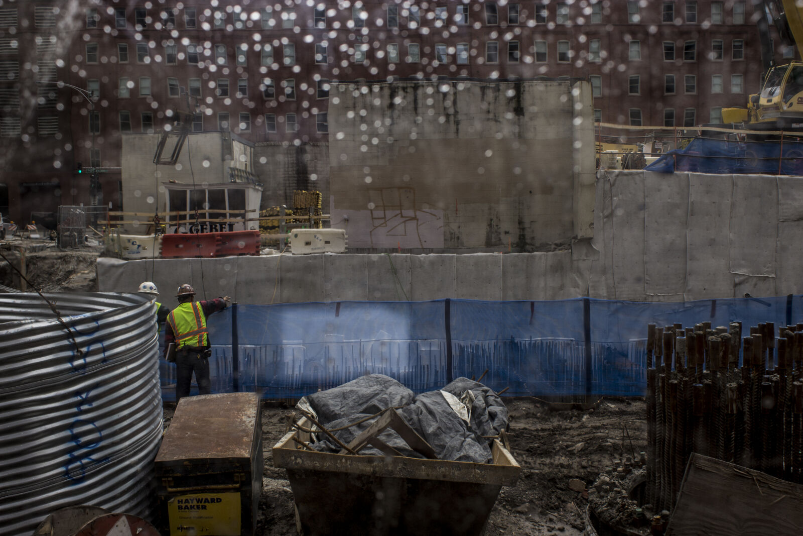 Canon EOS 600D (Rebel EOS T3i / EOS Kiss X5) sample photo. City, construction, rain, under photography