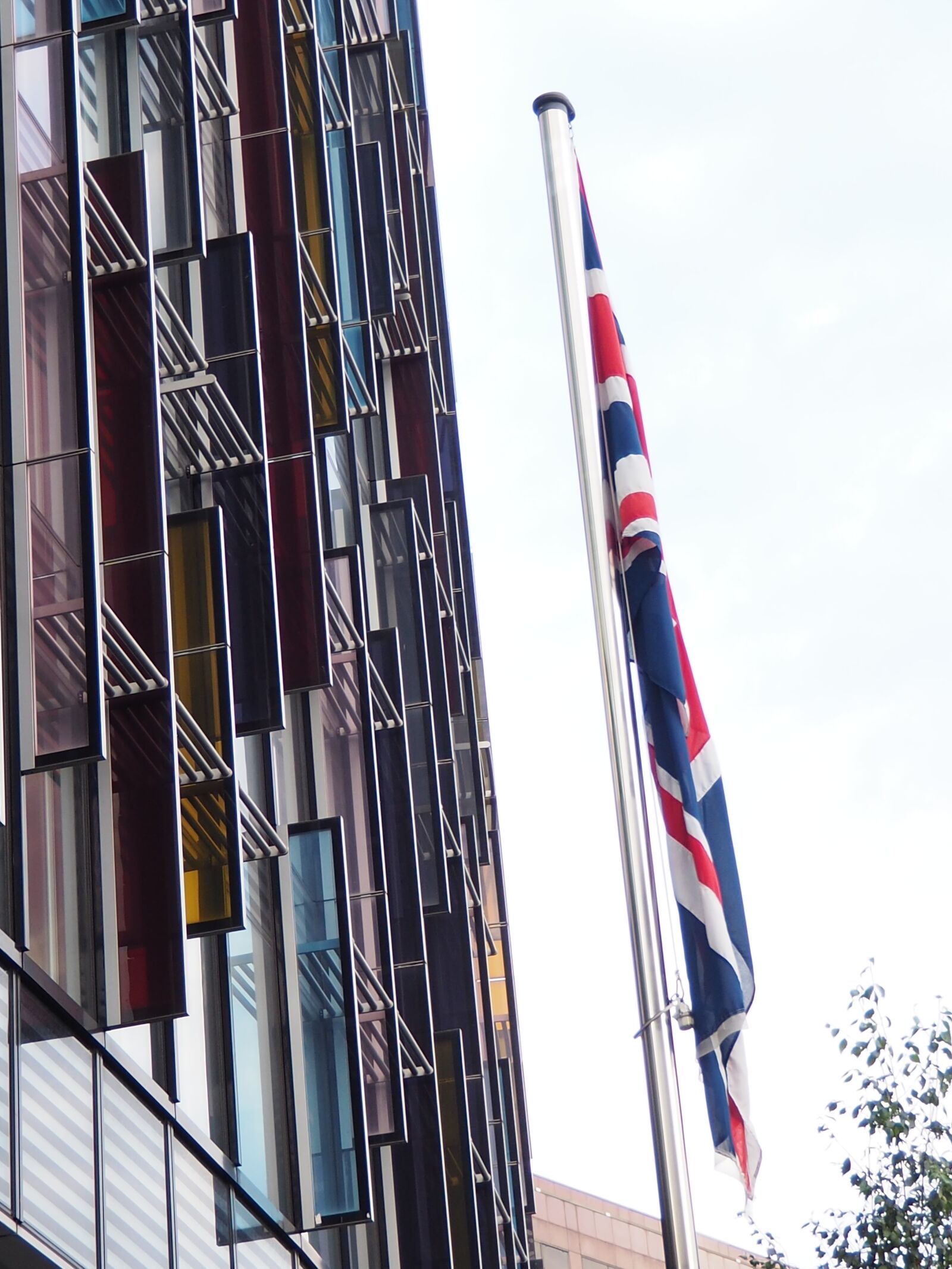 Olympus OM-D E-M10 II sample photo. Building, england, flag photography