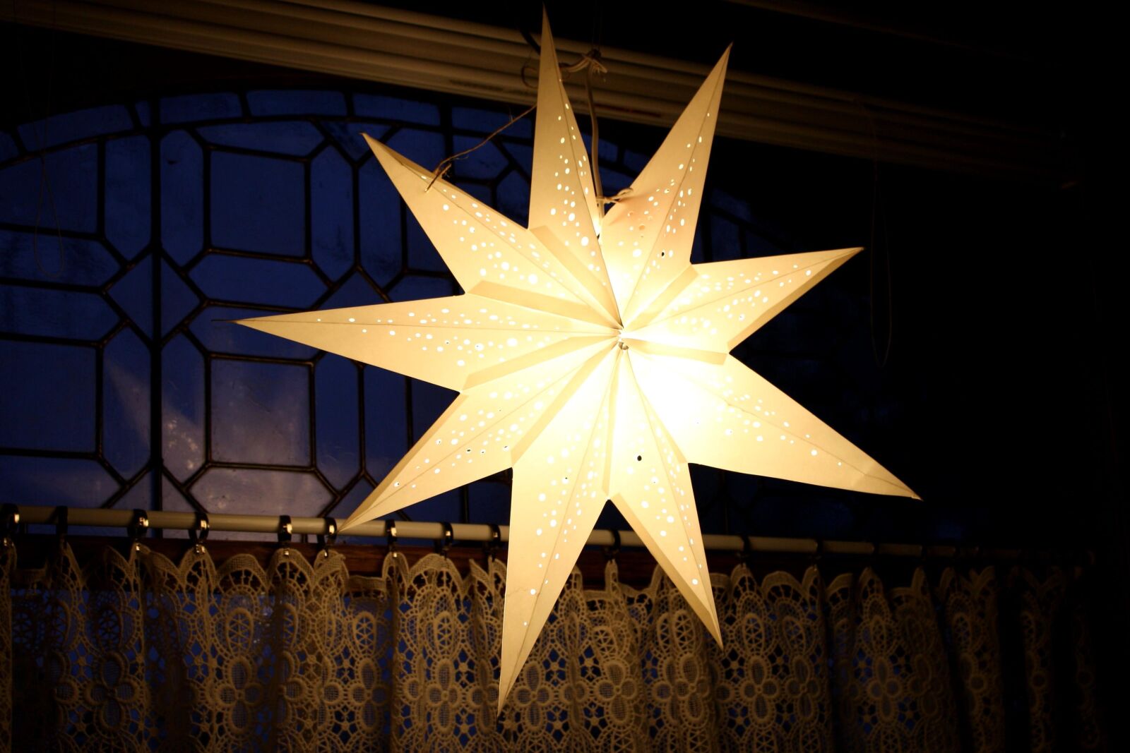 f/3.5-5.6 IS sample photo. White, star, lamp photography