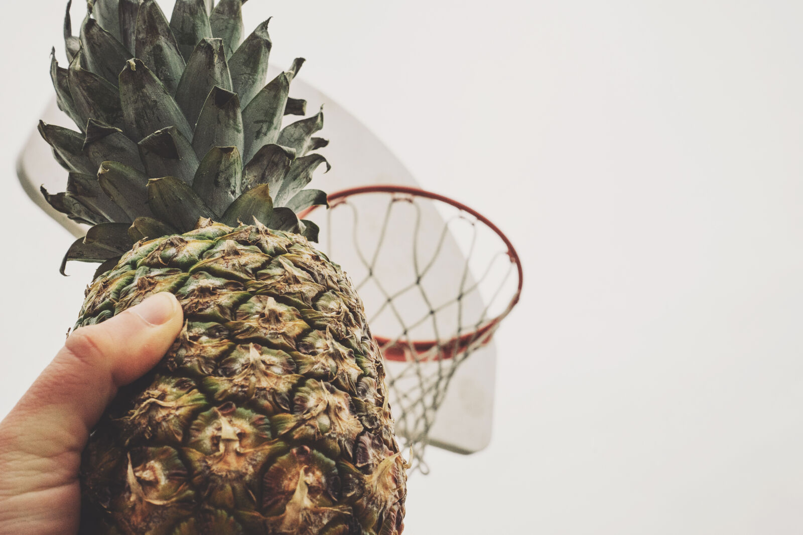 Sony a7 II + Sony FE 28-70mm F3.5-5.6 OSS sample photo. Basketball, basket, fruit, hand photography