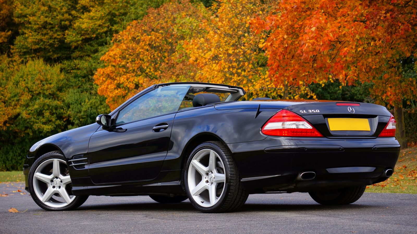 Sony Alpha NEX-5N + Sony E 55-210mm F4.5-6.3 OSS sample photo. Car, mercedes-benz, transport photography