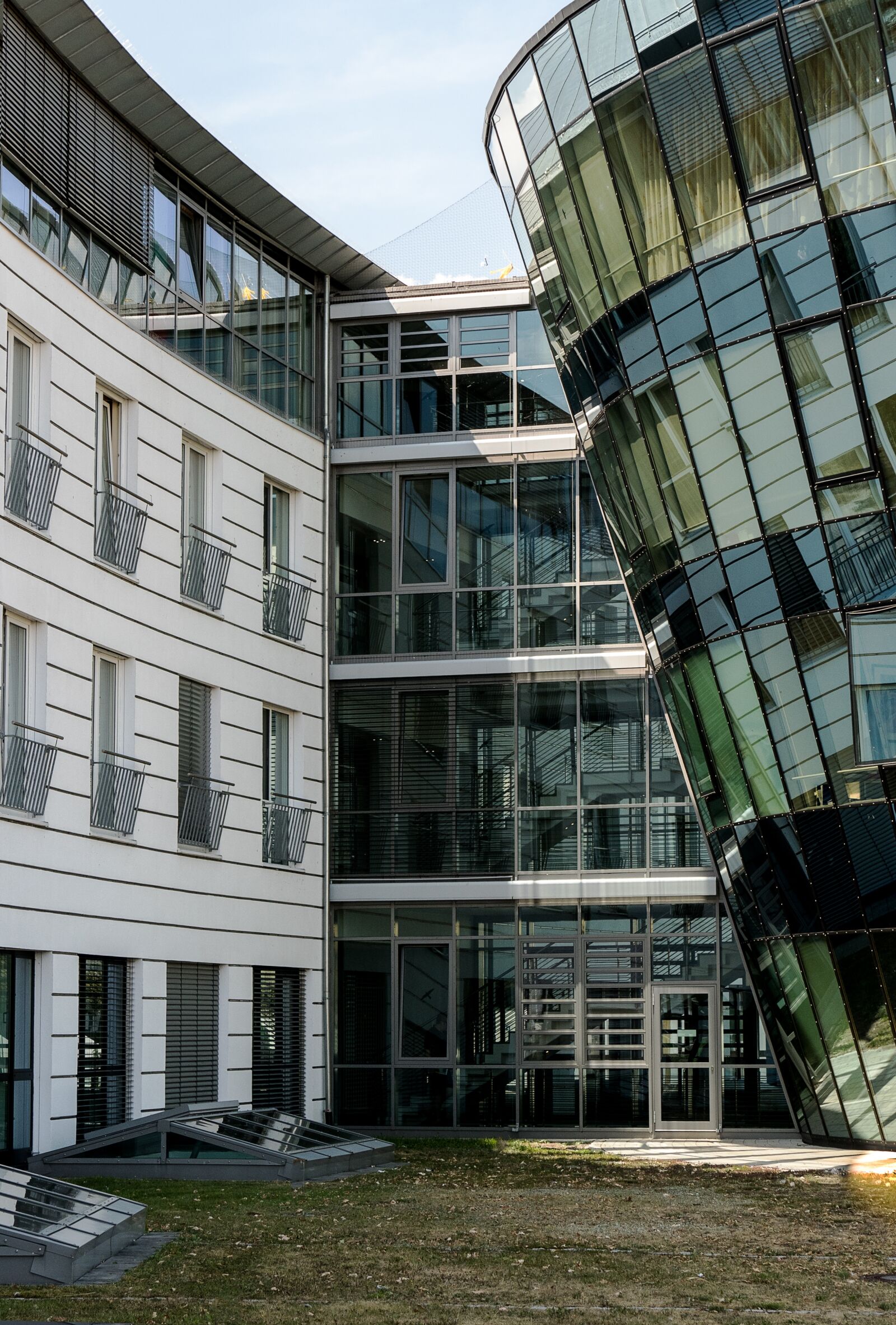 Panasonic Lumix DMC-FZ1000 sample photo. Architecture, glass facade, mirror photography