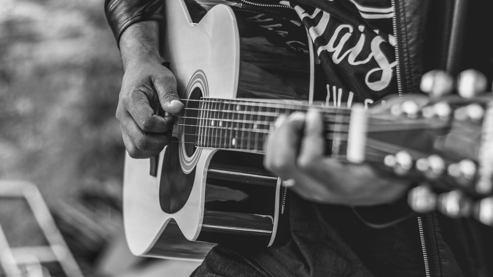 Canon EOS 70D + Canon EF 50mm F1.8 II sample photo. Guitar, people, variants photography