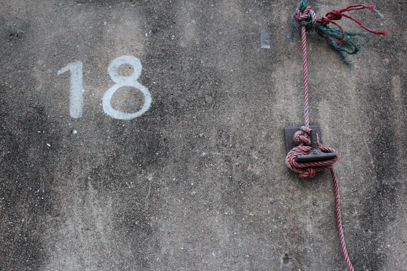 Canon EOS 600D (Rebel EOS T3i / EOS Kiss X5) sample photo. Eighteen, wall, number photography