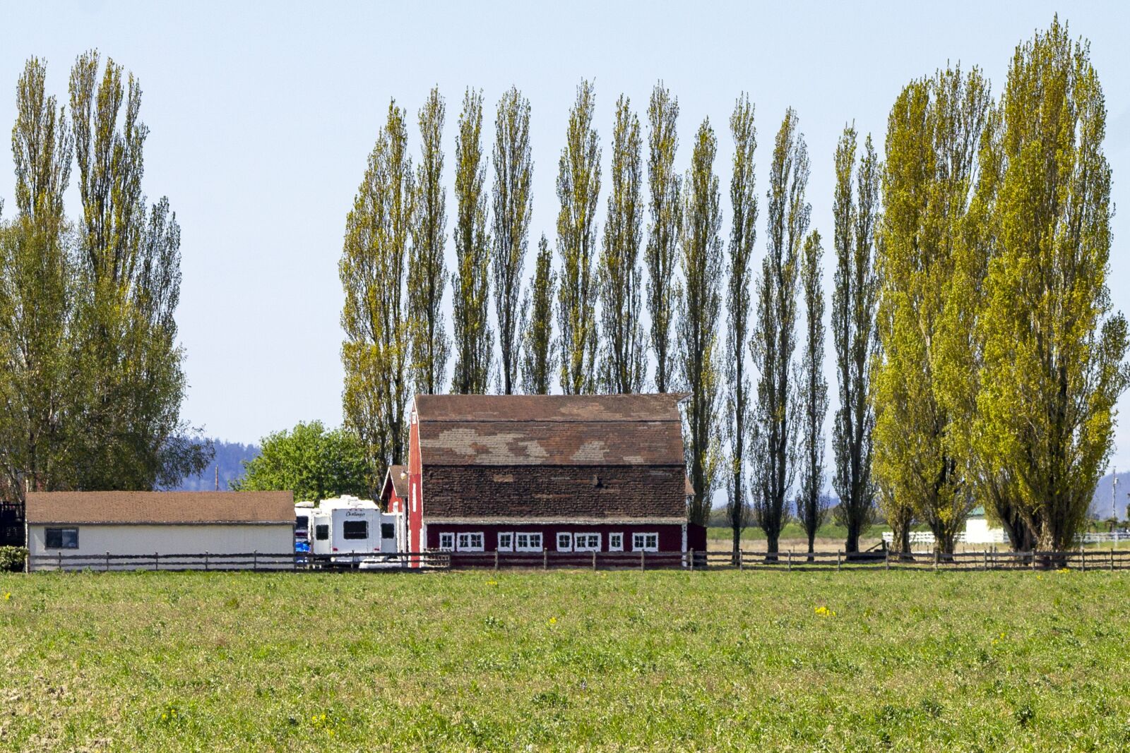 Canon EOS 1100D (EOS Rebel T3 / EOS Kiss X50) + Canon EF75-300mm f/4-5.6 sample photo. Barn, farm, field photography