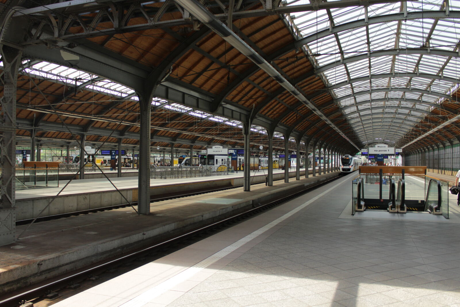 Canon EOS 1200D (EOS Rebel T5 / EOS Kiss X70 / EOS Hi) sample photo. Electric, train, old, perspective photography