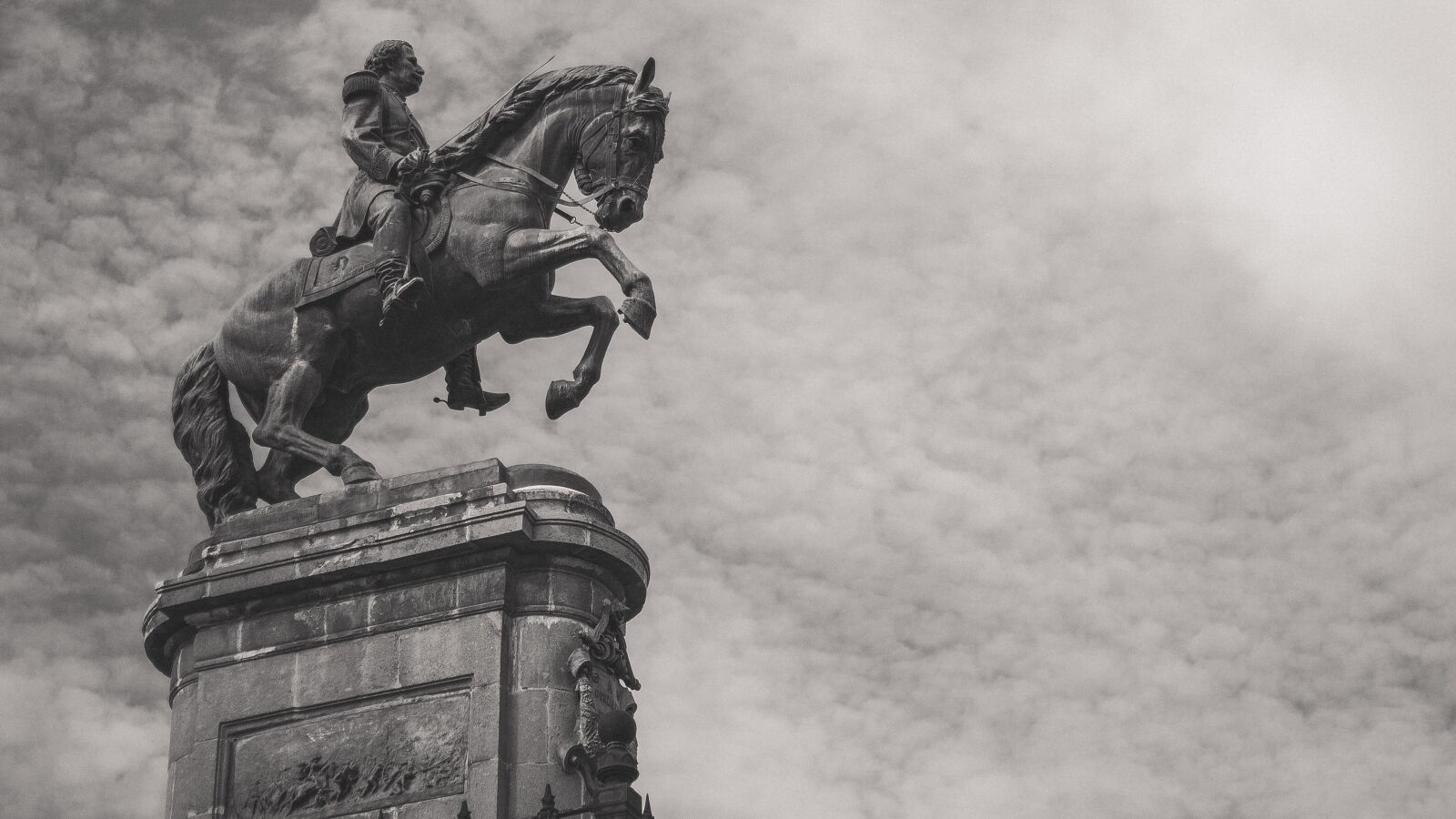 Canon EOS 600D (Rebel EOS T3i / EOS Kiss X5) sample photo. Statue, horse, monument photography