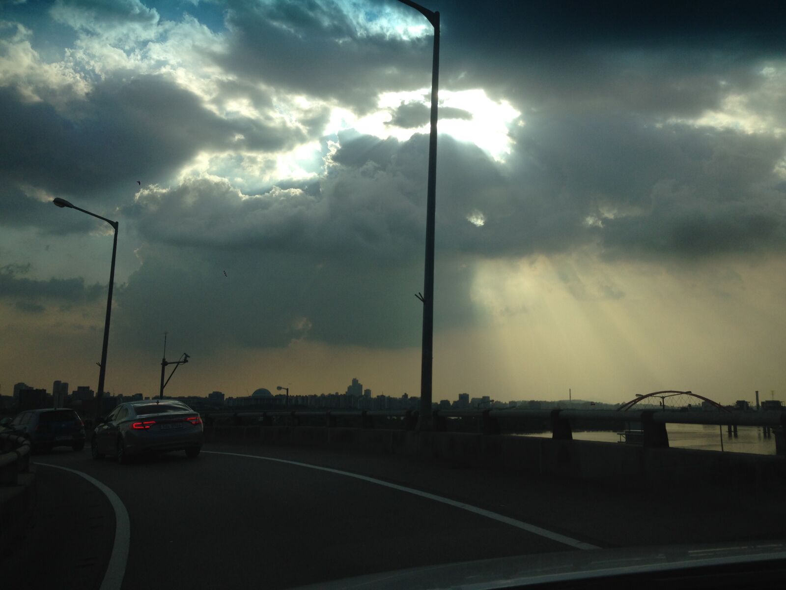 iPhone 5 back camera 4.12mm f/2.4 sample photo. Weather, cloud, sunshine photography