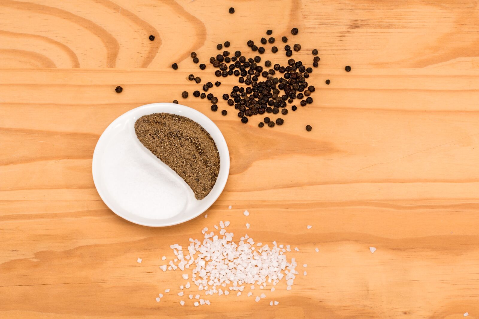 Canon EF 100mm F2.8L Macro IS USM sample photo. Pepper, peppercorns, salt photography