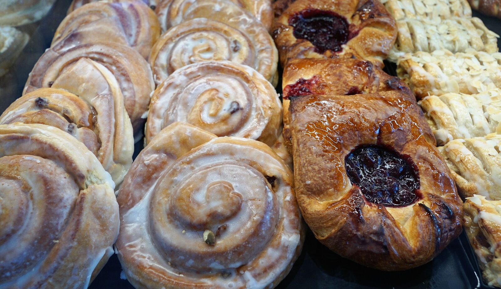Sony ILCA-77M2 + Sony DT 16-50mm F2.8 SSM sample photo. Bread, bakery, eat photography