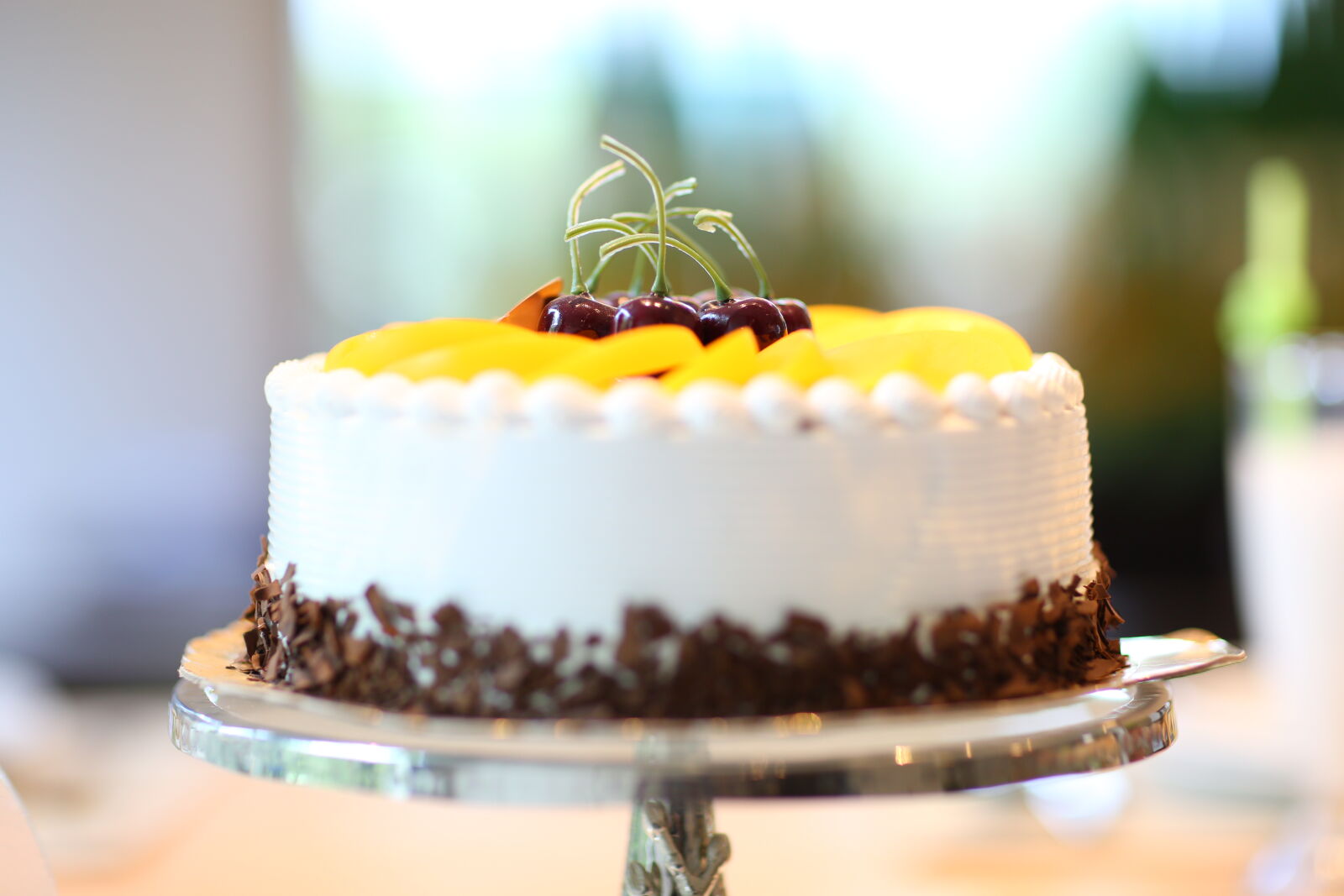 Canon EOS 5D Mark III + Canon EF 85mm F1.2L II USM sample photo. White, round, cake, topped photography