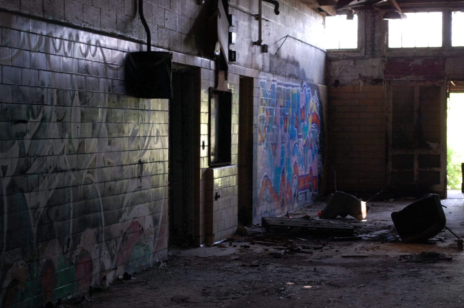 Nikon D40 sample photo. Graffiti, old, abandoned photography