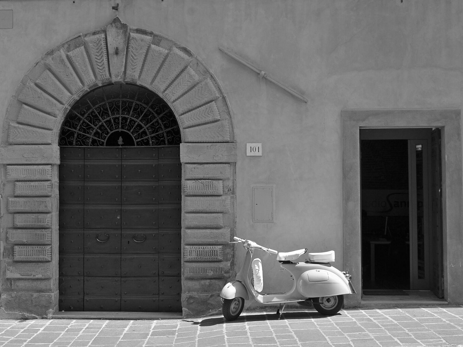 Nikon D7000 sample photo. Wasp, door, motorcycle photography