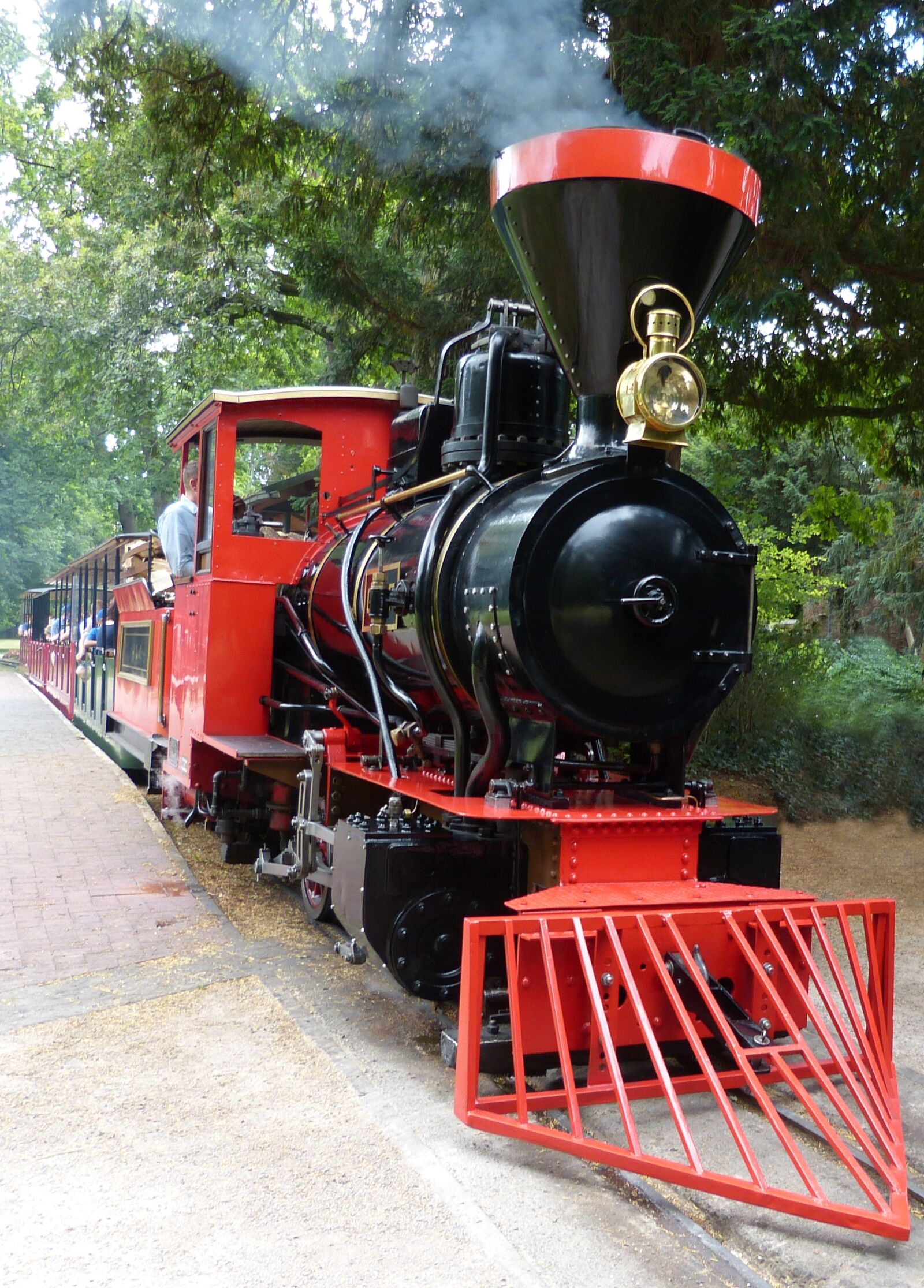 Panasonic Lumix DMC-FZ150 sample photo. Steam locomotive, engine, castle photography