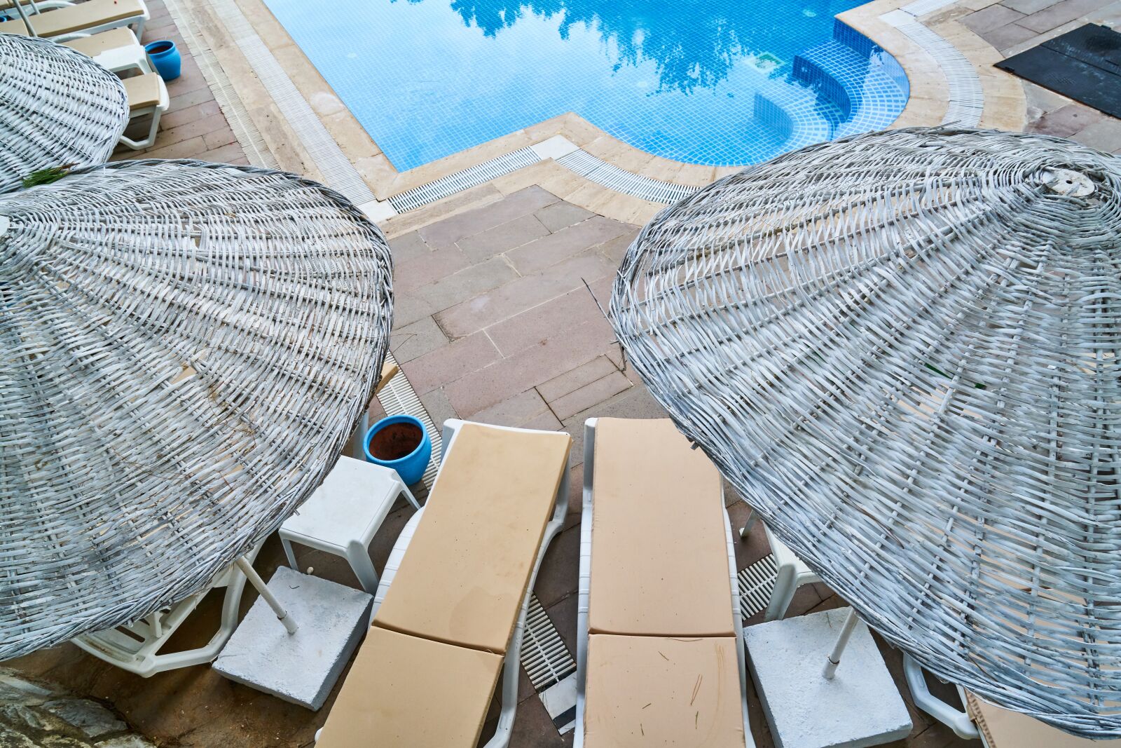 Sony a7R II sample photo. Pool, umbrella, hotel photography