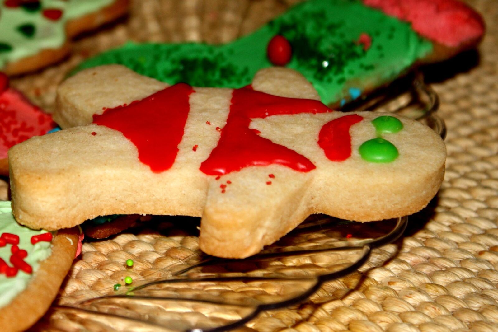 f/3.5-5.6 IS sample photo. Gingerbread, cookie, dessert photography