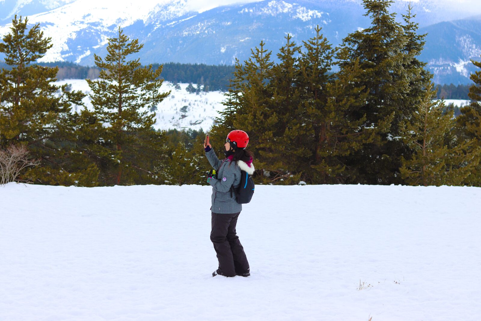 Canon EOS 77D (EOS 9000D / EOS 770D) + Canon EF 50mm F1.8 STM sample photo. Selfie, snow, girl photography