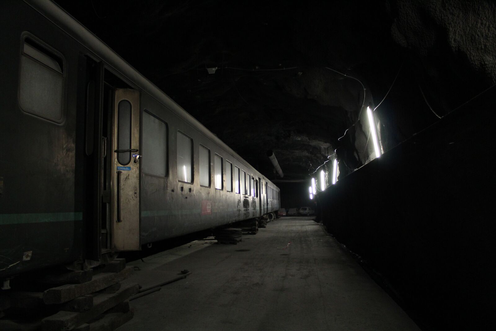 Canon EOS 600D (Rebel EOS T3i / EOS Kiss X5) sample photo. Tunnel, train, old photography