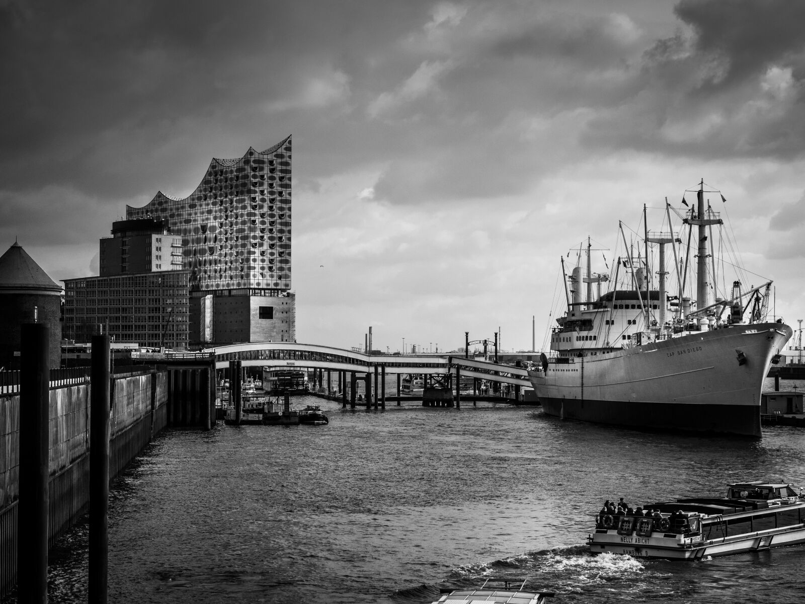 Olympus OM-D E-M1 + Olympus M.Zuiko Digital ED 12-40mm F2.8 Pro sample photo. Hamburg, city, big city photography