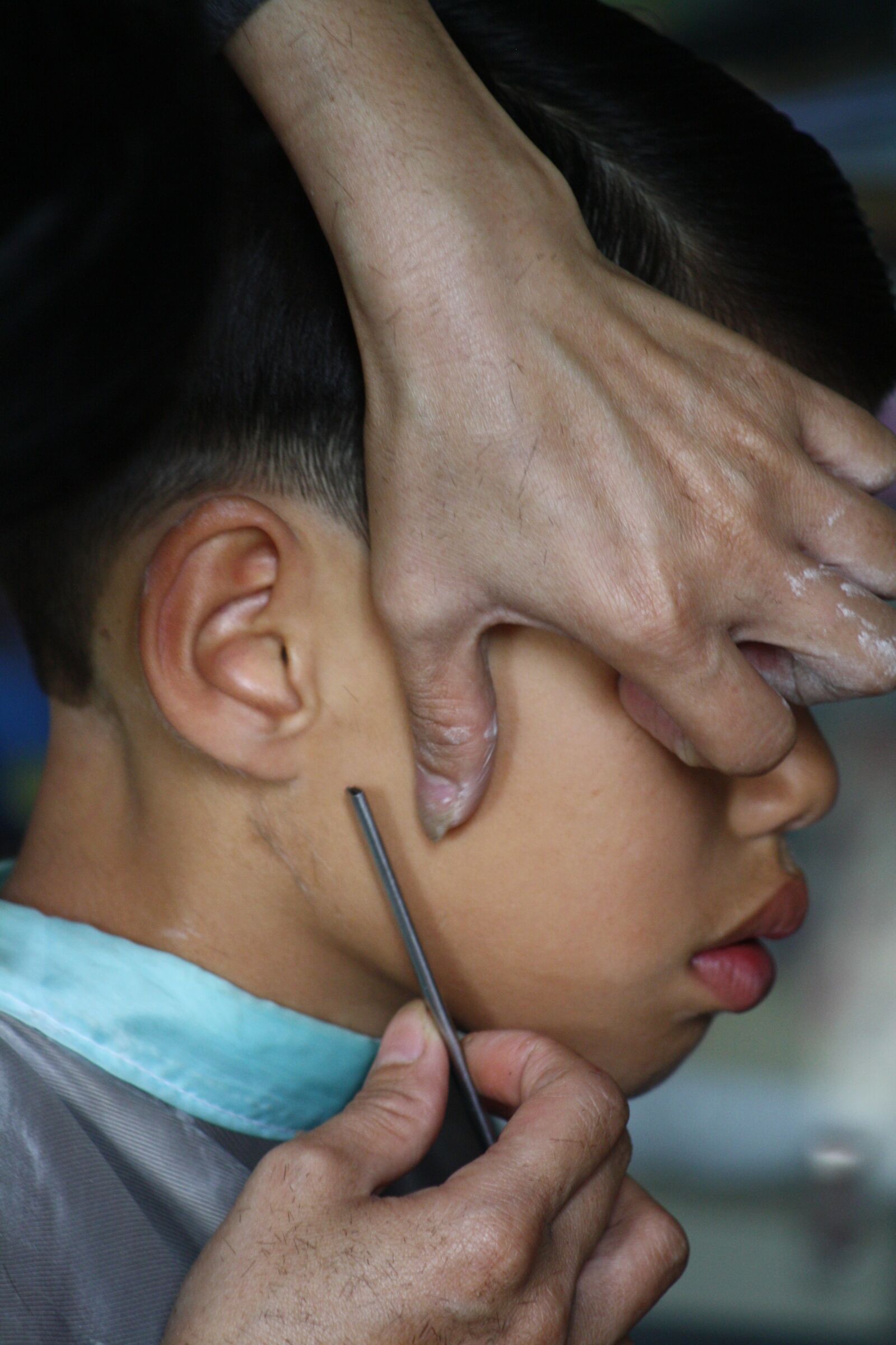 Canon EOS 1000D (EOS Digital Rebel XS / EOS Kiss F) sample photo. Hairdresser, viet nam, child photography