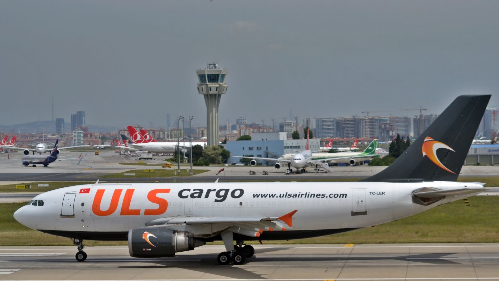 Nikon D3100 sample photo. Istanbul, airport, freighter photography