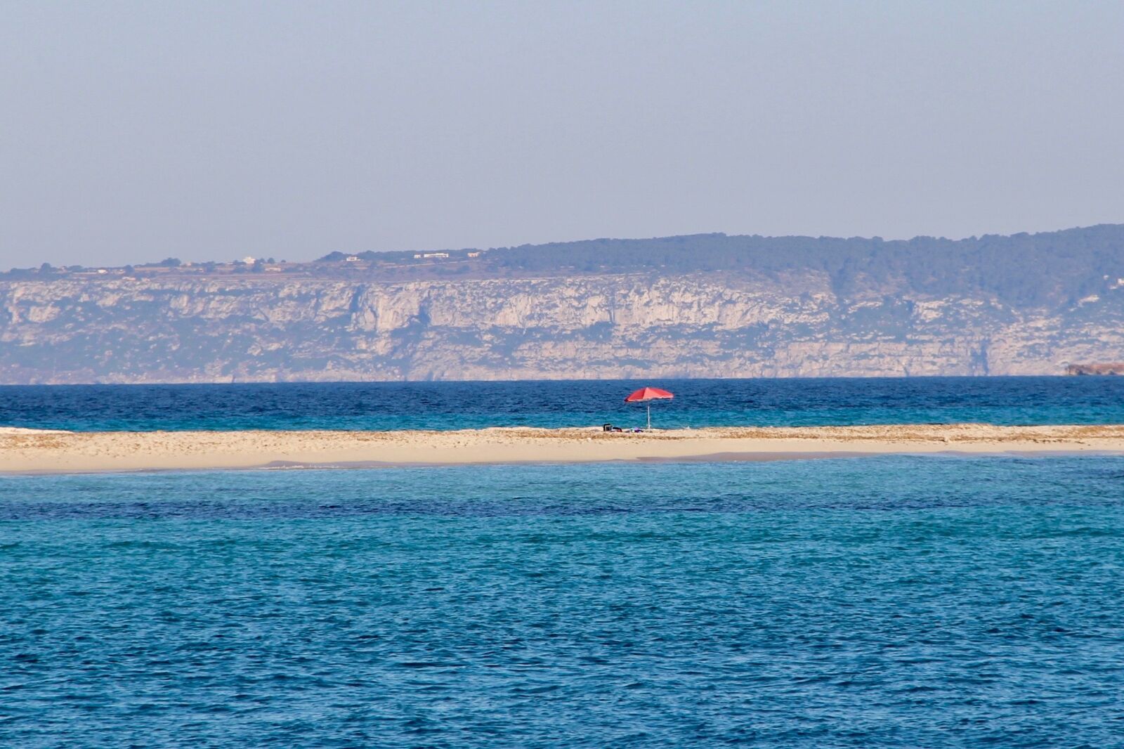 Canon EOS 600D (Rebel EOS T3i / EOS Kiss X5) sample photo. Sea, beach, parasol photography