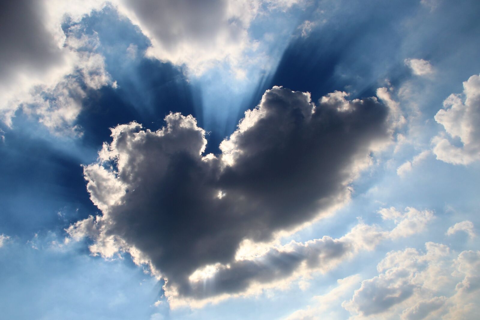 Canon EOS 1200D (EOS Rebel T5 / EOS Kiss X70 / EOS Hi) sample photo. Cloud, heart, sky photography