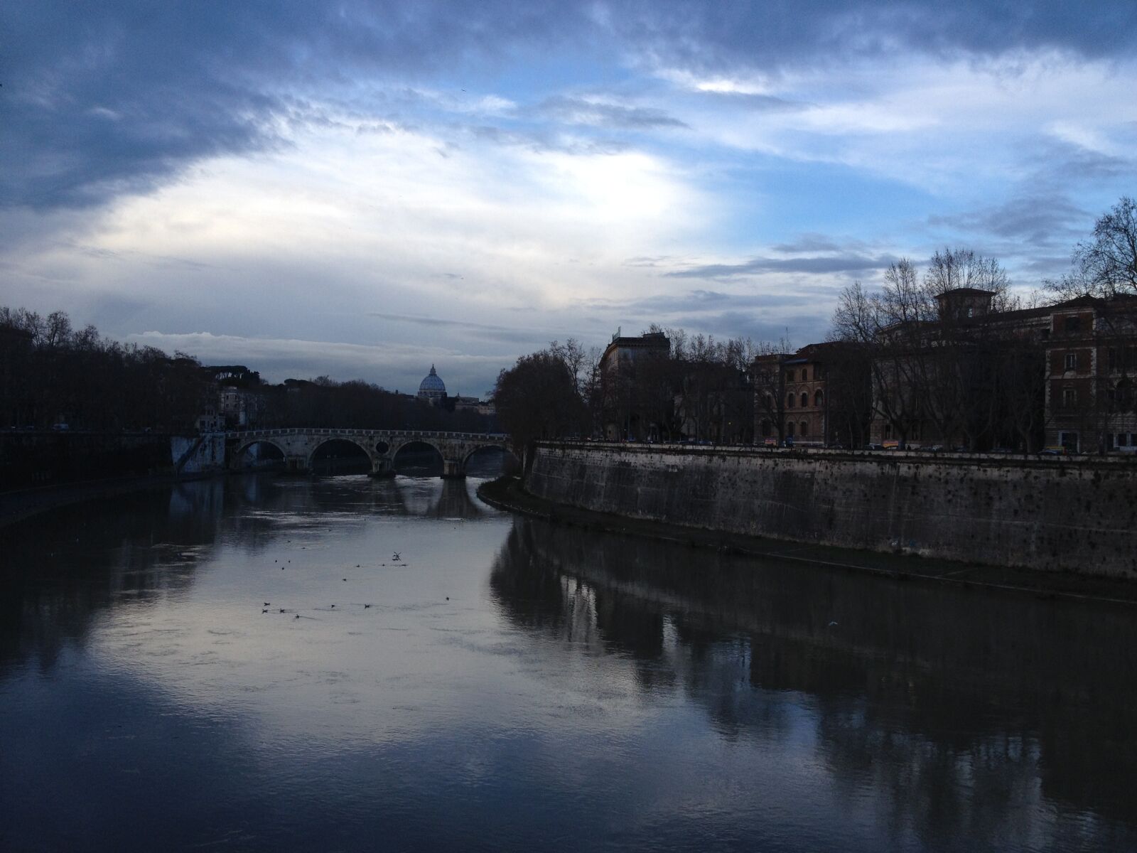 iPhone 4S back camera 4.28mm f/2.4 sample photo. Rome, bridge, night photography