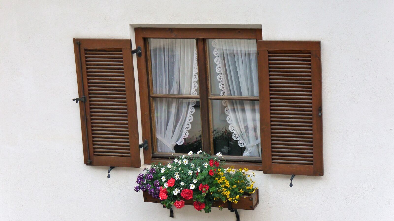 Panasonic Lumix DMC-G5 sample photo. Window, windows, flowers photography