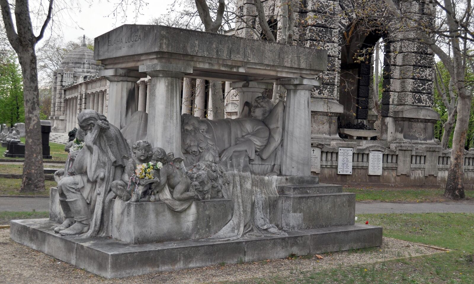 Nikon D5000 sample photo. Blaha lujza grave, budapest photography