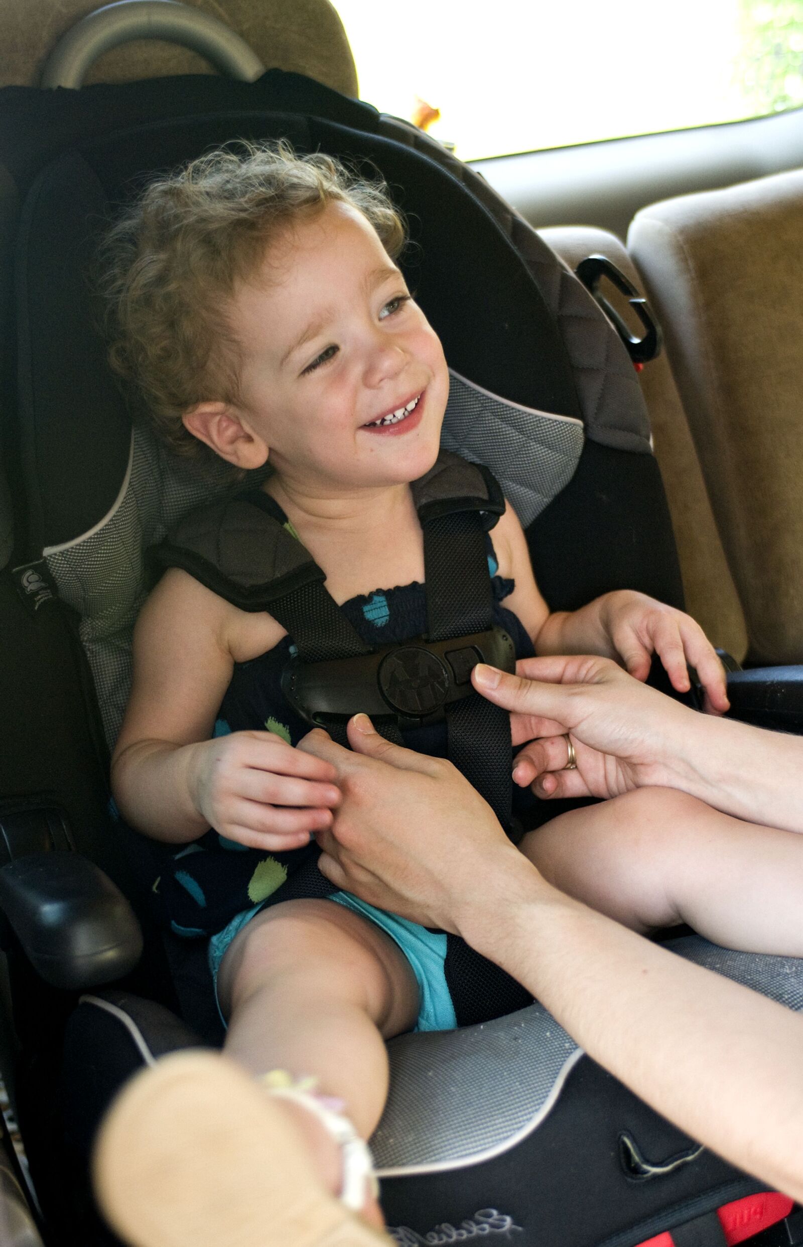 Nikon D300 sample photo. Mother, securing, adjusting, daughter photography