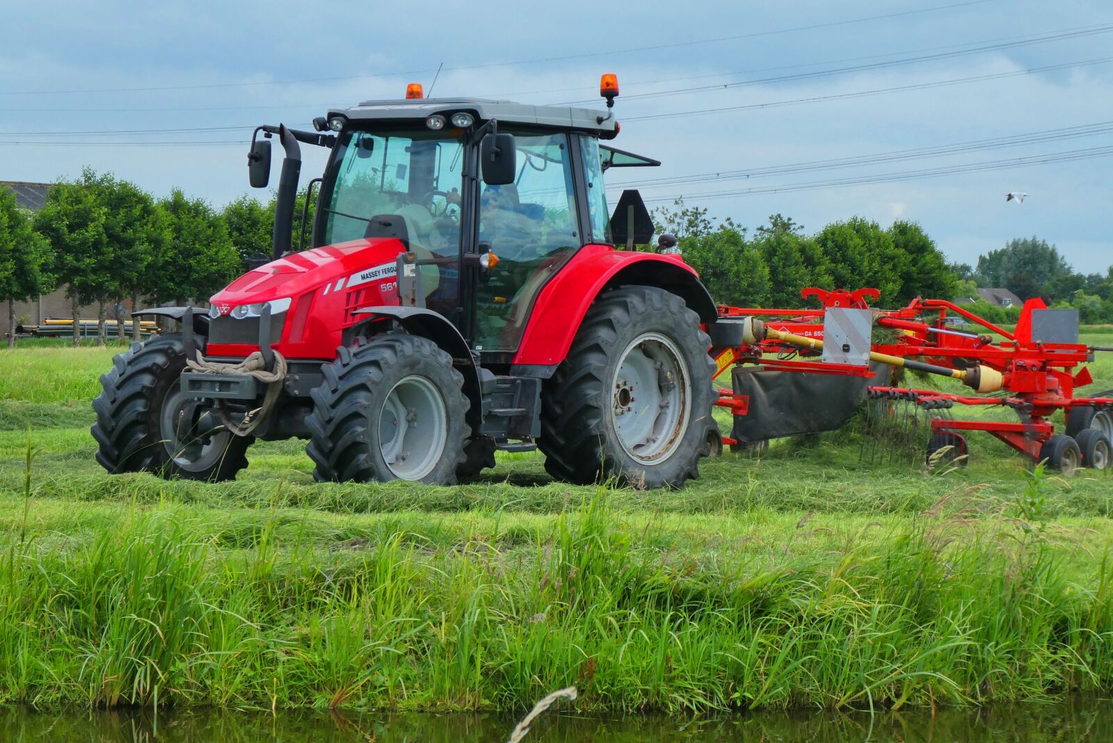 Panasonic Lumix DC-ZS70 (Lumix DC-TZ90) sample photo. Tractor, pasture, farm photography