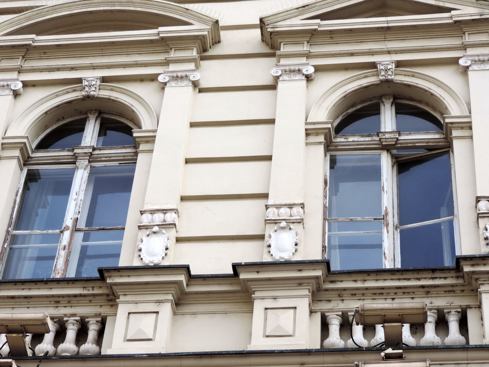 Nikon Coolpix P520 sample photo. Building, facade, column, window photography