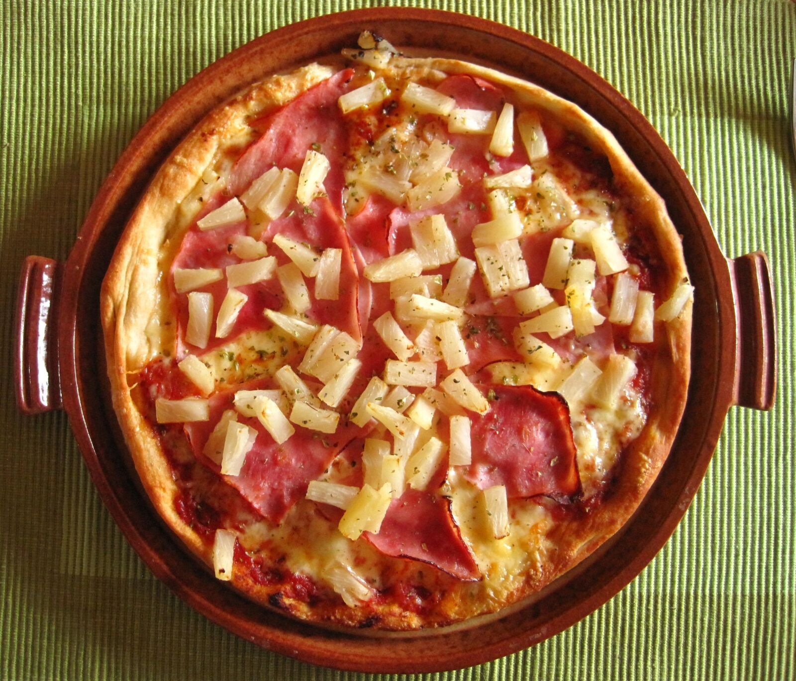 Canon PowerShot SD1200 IS (Digital IXUS 95 IS / IXY Digital 110 IS) sample photo. Pizza hawaiian, pizza plate photography