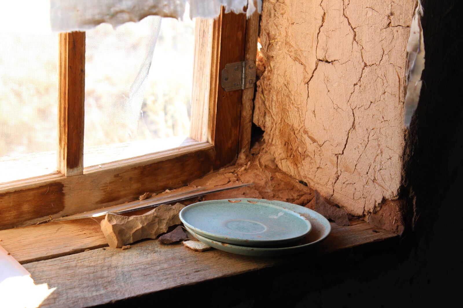 Canon EOS 600D (Rebel EOS T3i / EOS Kiss X5) sample photo. Shack, plates, adobe photography