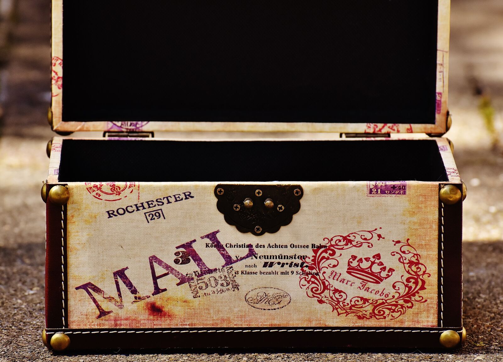 Nikon D7200 sample photo. Chest, luggage, send mail photography