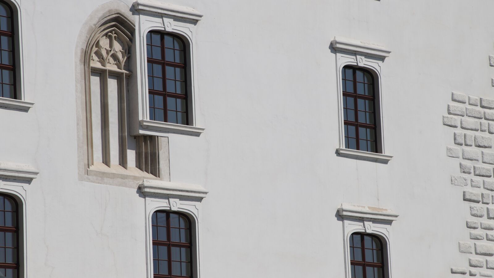 Canon EOS 80D sample photo. Wall, old windows, style photography