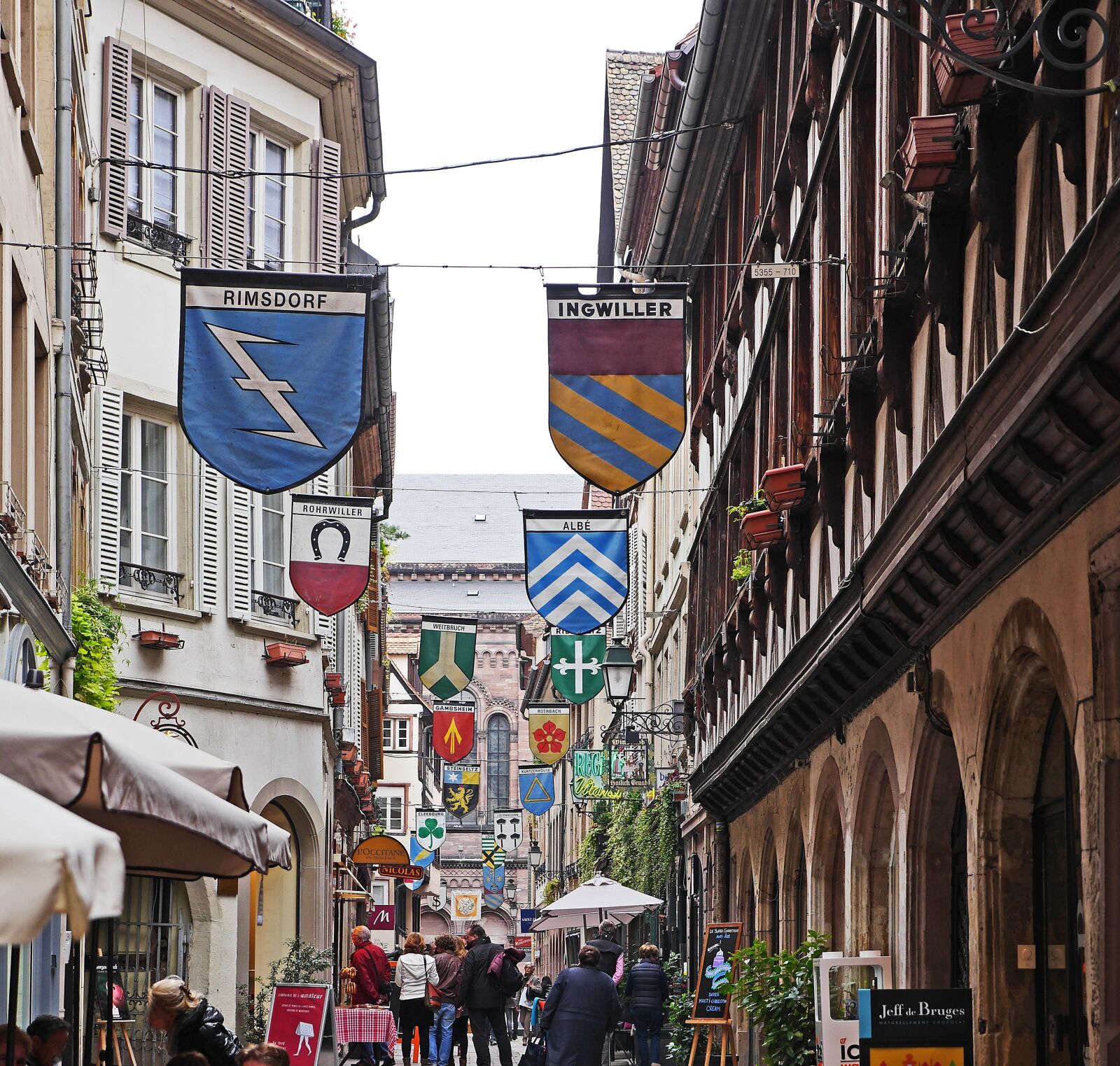 Panasonic Lumix DMC-GH3 sample photo. Strasbourg, wine alley, center photography