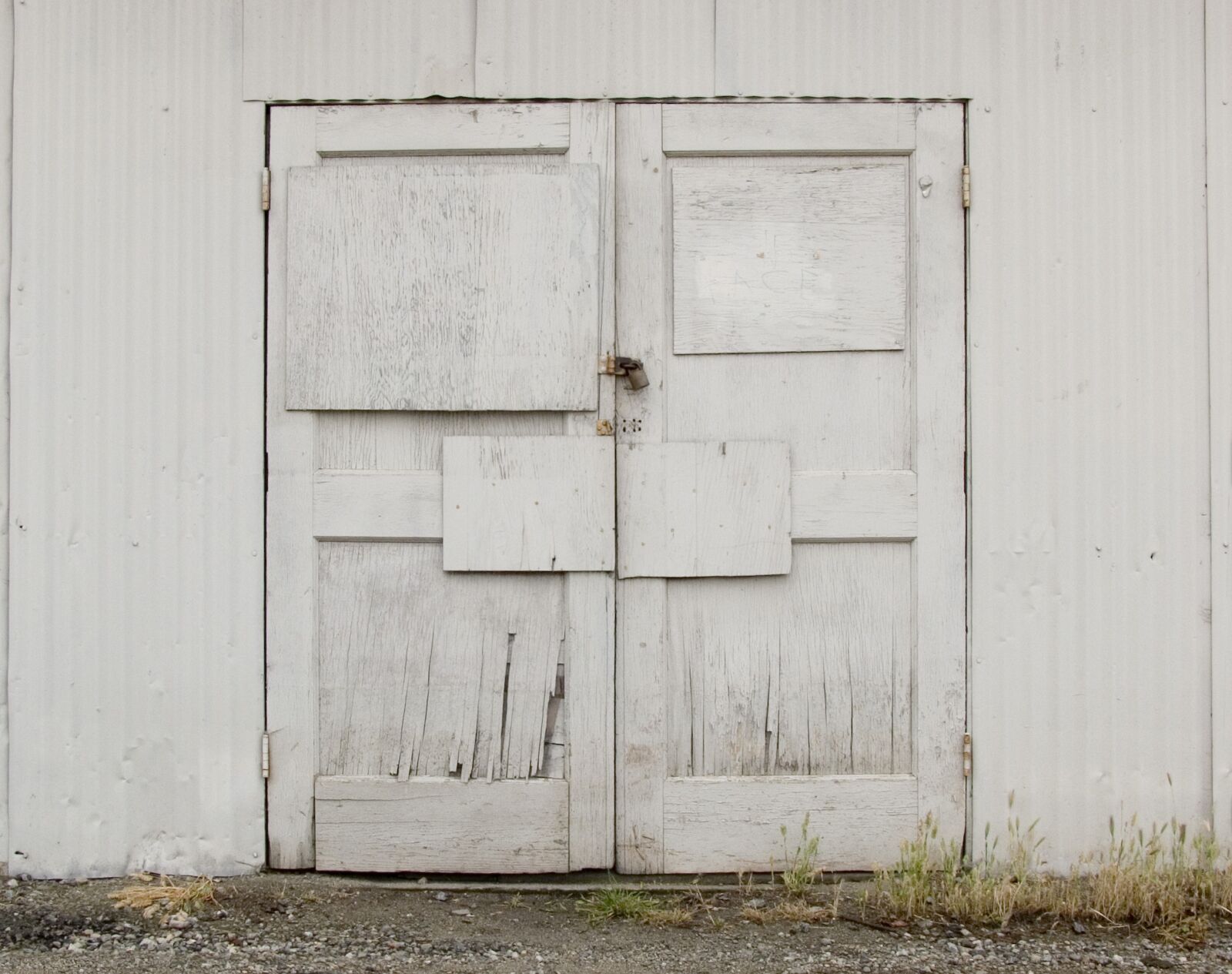 Olympus E-10 sample photo. Door, wall, building photography