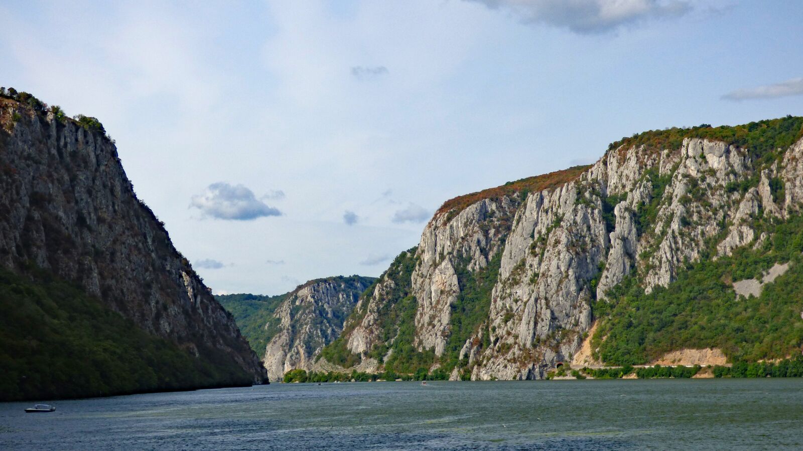 Panasonic Lumix DMC-FZ70 sample photo. Danube, river, travel photography