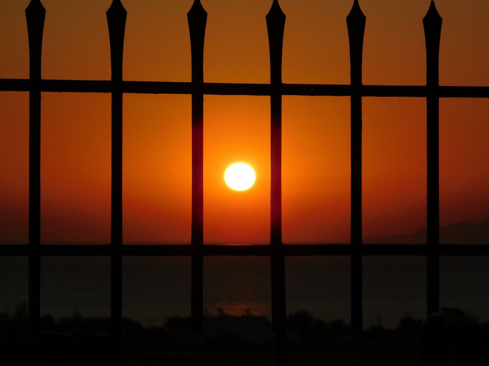 Nikon Coolpix L840 sample photo. Sunset, bar, sea photography