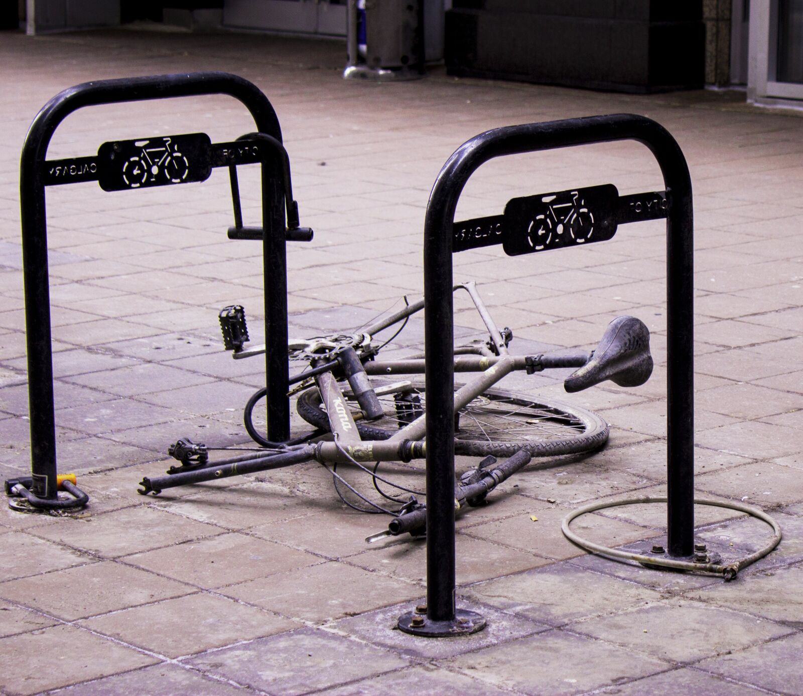 Canon EOS 600D (Rebel EOS T3i / EOS Kiss X5) sample photo. Broken, bike, bicycle photography