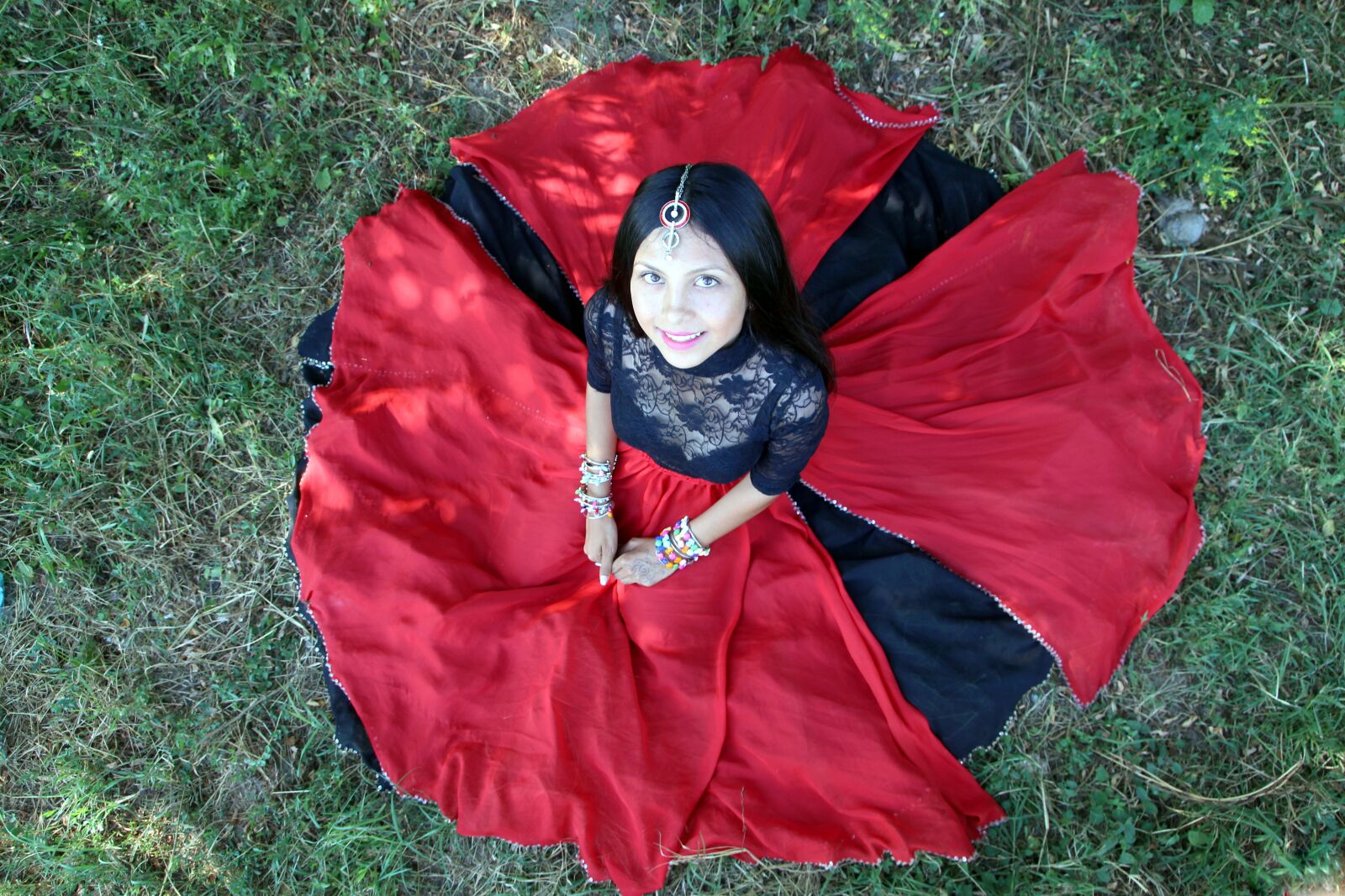 Canon EOS 700D (EOS Rebel T5i / EOS Kiss X7i) sample photo. Girl, indian, red photography